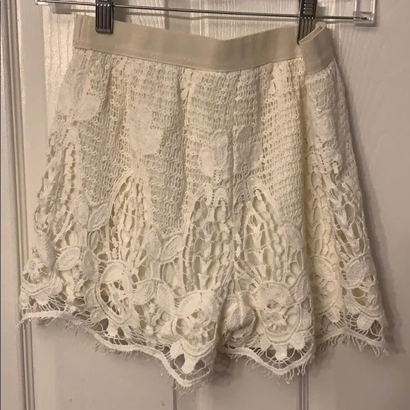 WHITE LACE SHORTS - Picture 2 of 2